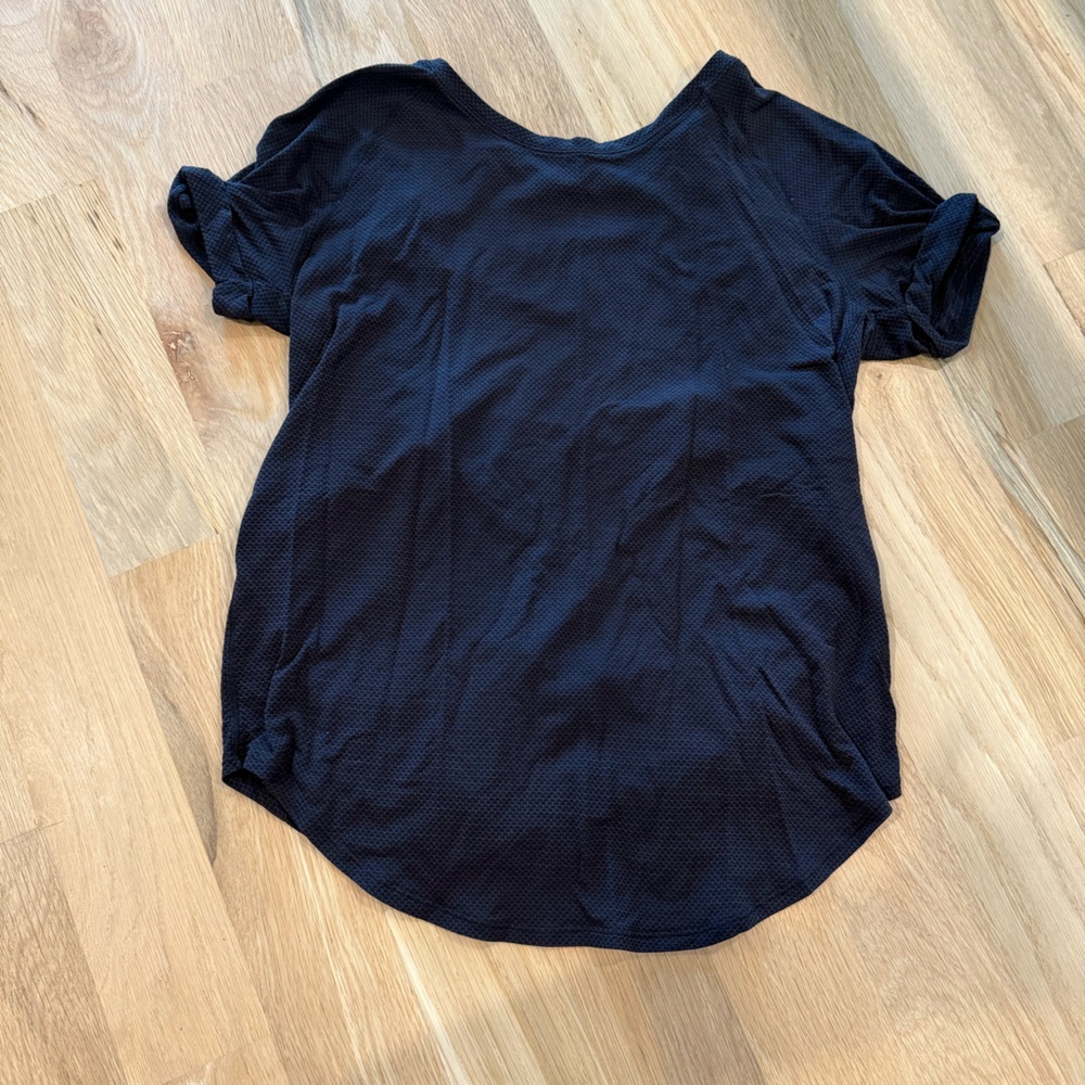Women’s Lululemon Black cuffed sleeve tshirt size 6